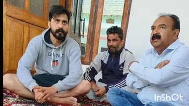 कांगड़ा: APMC कांगडा अध्यक्ष निशु मोगरा ने गांव डाका के शहीद जवान प्यार चन्द के शोकाकुल परिवार से मिलकर दी संवेदनाएं