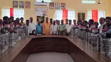 गोला: नगर पंचायत उरुआ के नगर अध्यक्ष ने कर्मियों को सम्मानित किया, दीपावली की पूर्व संध्या पर उरुवा बाजार में उपहार भेंट किए