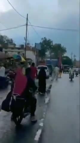 सिवनी, मध्य प्रदेश: मुस्लिम लड़की के साथ चल रहे हिंदू युवक को उग्रपंथी गुंडों ने बस स्टैंड पर पीटा।