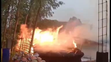 बबेरू: दांदौ गांव मे बारिश के साथ सब्जी की दुकान मे गिरी आकाशीय बिजली,सब्जी की दुकान जलकर हुई खाक, वीडियो वायरल #viralvidio
