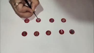 वैभववाडी: वैभववाडी गडमठ येथील चित्रकार श्रुती सुतार हिने साकारले, टिकल्यांवर नवदुर्गांचे रूप