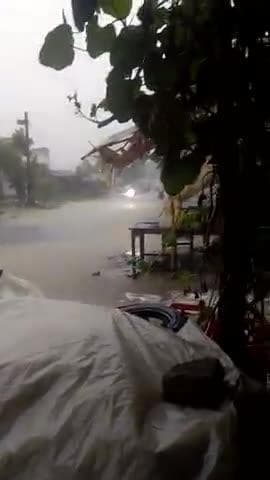 basopathi prakhand ke Manmohan gaon mein jhamajham barish ka bura raha hai
