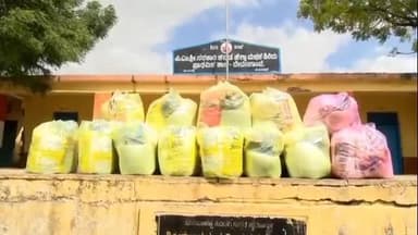 ಪಟ್ಟಣದಲ್ಲಿ ಪ್ರವಾಹ ಸಂತ್ರಸ್ತರಿಗೆ ಕಿಟ್ ವಿತರಣೆ ಮಾಡಿದ ಮುಖಂಡರು