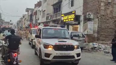 ਅਮਲੋਹ: ਗੋਬਿੰਦਗੜ ਸ੍ ਗੁਰਦੀਪ ਸਿੰਘ ਡੀ.ਐਸ.ਪੀ ਅਮਲੋਹ ਅਤੇ ਇੰਸਪੈਕਟਰ ਸੰਦੀਪ ਸਿੰਘ ਦੀ ਅਗੁਵਾਈ ਚ ਕਢਿਆ ਪੁਲਸ ਫਲੈਗ ਮਾਰਚ