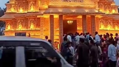 হাঁসখালি: হাঁসখালীর বাদকুল্লা গাংনী উদয়ন সংঘের প্রতিমা ও মণ্ডপ দর্শন করতে নবমীর বিকেল থেকে দর্শকদের উপচে পড়া ভীড়