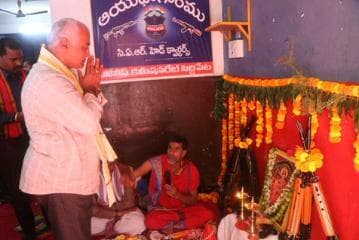 సిద్దిపేట పోలీస్ కమీషనరేట్ సాయుధ దళ కార్యాలయంలో ఘనంగా ఆయుధపూజ, విజయదశమి నుండి అన్ని విజయాలు కలగాలని ఆకాంక్షించారు. ఏఆర్ అడిషనల్ డీసీపీ సుభాష్ చంద్రబోస్.