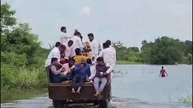 ಕಡ್ಲೆವಾಡ ಶಂಬೆವಾಡ ಗ್ರಾಮದ ರಸ್ತೆ ಜಲಾವೃತ ಟ್ರ್ಯಾಕ್ಟರ್ ಮೂಲಕ ಗ್ರಾಮಸ್ಥರನ್ನು ಕಾಳಜಿ ಕೇಂದ್ರಕ್ಕೆ ರವಾನೆ