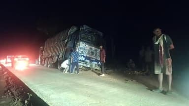 कांसाबेल: कुनकुरी-कांसाबेल मार्ग की बदहाल सड़क से आमजन परेशान, रोज़ाना ट्रक फंसते हैं और लगती है जाम