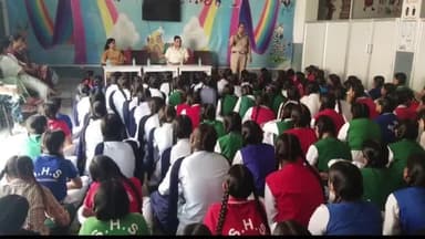 छछरौली: जिला पुलिस की महिला टीम ने राजकीय प्राथमिक पाठशाला छछरौली में छात्र-छात्राओं को किया जागरूक