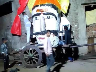 छापरी पटेलपुरा में रावण बनाने का कार्य किया जा रहा है
3/09/28 शुक्रवार को 6बजे शाम को रावण दहन किया जाएगा