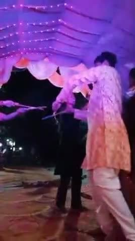 मेरा सैलरी नहीं देने के कारण अपने लड़कों से कहा सुनी हमसे बात करने लगे मै अपने ड्यूटी चला गया तो ये लोग फालतू मेंटर्स कर