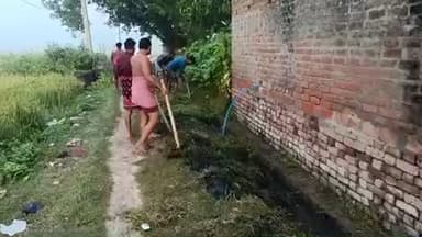 ग्राम - नक्शा बक्शा (तकरारी) मिठौरा ब्लॉक में की सफाई करनी नहीं है जो कि नाली साफ किया जा रहा है
गांव लोग