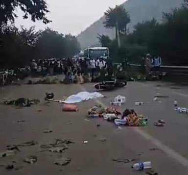 बड़ी खबर: चालियामा, कुजु (राजनगर, सरायकेला-खरसावां) से रिपोर्ट
12 घंटे से सड़क पर पड़ी लाश, परिजन मुआवजे की मांग पर अड़े