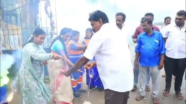 மாதவரம்: மாதவரம் 17வது வட்டத்தில் தூய்மை பணியாளர்களுக்கு பட்டாசு கோழிக்கறி ஆகியவை வழங்கி அவர்களுடன் தீபாவளி கொண்டாடிய திமுக பகுதி செயலாளர் புழல் நாராயணன்