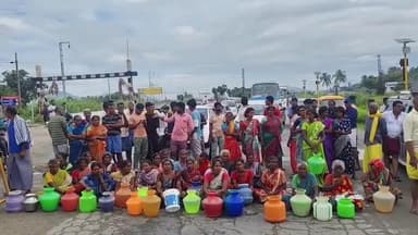 திருத்தணி: சென்னை திருப்பதி தேசிய நெடுஞ்சாலையில்  குடிநீர் கேட்டு கிராம மக்கள் சாலை மறியல்