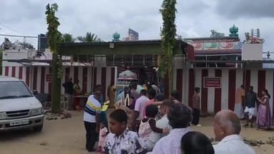 கோவை வடக்கு: தீபாவளியை முன்னிட்டு துடியலூர் சிவன் கோவிலில் காலை முதலே மக்கள் தொடர்ந்து வருகை புரிந்து சாமி தரிசனம் செய்து வருகின்றனர்.