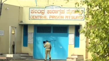 ಮೈಸೂರು: ಪೆರೋಲ್ ನಲ್ಲಿ ತೆರಳಿದ್ದ ಸಜಾ ಖೈದಿ ಎಸ್ಕೇಪ್ ಜಾಮೀನು ನೀಡಿದ ವ್ಯಕ್ತಿಗಳು ಸೇರಿದಂತೆ ಮೂರು ಮಂದಿ ವಿರುದ್ಧ ಪ್ರಕರಣ ದಾಖಲು.