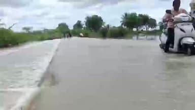 வெம்பக்கோட்டை: இரண்டு நாட்களாக பெய்த கழுமலையின் காரணமாக வெம்பக்கோட்டை பகுதியில் அணை நிரம்பி நீர்வரத்தால் வைப்பாட்டி வெள்ளப்பெருக்கு தரைப்பட்ட பாலம் மூழ்கியது