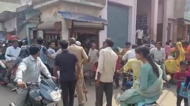 #बदायूं : #ब्रेकिंग #पुलिस के सामने ही के मुख्य बाजार में बीच चौराहे पर युवकों में जमकर हुई #मारपीट, वीडियो वायरल #up360