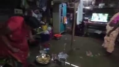 சிதம்பரம்: பெருங்காலூரில் வீடுகளுக்குள் மழை நீர் புகுந்ததால் மக்கள் அவதி