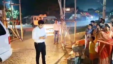 पाकुड़: उपायुक्त ने स्थानीय बाजारों का दौरा किया और स्थानीय कारीगरों से मिट्टी के दीये खरीदे #diwali #pakur #festival #india