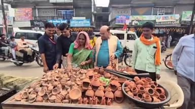 सेंधवा: अनुसूचित जनजाति आयोग के राष्ट्रीय अध्यक्ष ने दीपावली पर स्वदेशी वस्तुएँ खरीदकर दिया “आत्मनिर्भर भारत” का संदेश