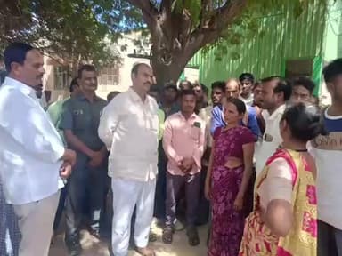 ధరూర్: బీరబండ గ్రామంలో ఊరివేసుకుని మృతి చెందిన రైతు గోవిందు కుటుంబ సభ్యులను పరామర్శించి ఎమ్మెల్యే బండ్ల కృష్ణ మోహన్ రెడ్డి