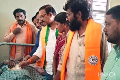 విజయనగరం: RTC కాంప్లెక్స్ లో పేలుడు ఘటనలో గాయపడిన వారికి ఆర్థిక సాయం అందించిన BJP జిల్లా అధ్యక్షుడు ద్వారపు రెడ్డి శ్రీనివారావు