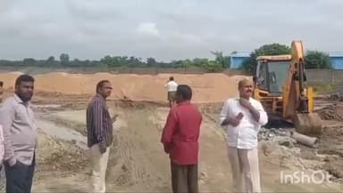 మణుగూరు: బూర్గంపహాడ్ మండల పరిధిలోని తాళ్లగుమ్మూరు గ్రామ శివారులో అక్రమంగా నిల్వ ఉంచిన ఇసుకను సీజ్ చేసిన రెవెన్యూ అధికారులు