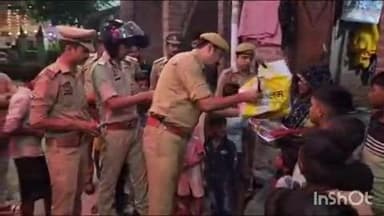 सलोन: सलोन कस्बा की बस्तियों में कोतवाली प्रभारी ने छोटे बच्चों को मिठाइयाँ व पटाखे वितरित किए, बच्चों में खुशी दिखी