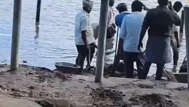 ఆచంట: అధ్వానంగా మారిన సిద్ధాంతం కేదారి ఘాట్ రేవులు ప్రక్షాళన పనులను ప్రారంభించిన పంచాయతీ సిబ్బంది