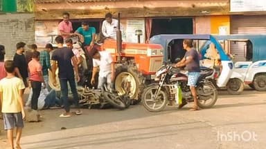 उधवा: राधानगर हाईस्कूल के पास ट्रैक्टर और बाइक की टक्कर में बाइक चालक घायल