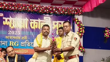পাঁশকুড়া: পাঁশকুড়া থানাRGপ্রতিরোধ বাহিনীর উদ্যোগে দীপাবলি উৎসবের শুভ সূচনা উপস্থিত পাঁশকুড়া শহর তৃণমূল কংগ্রেসের সভাপতি