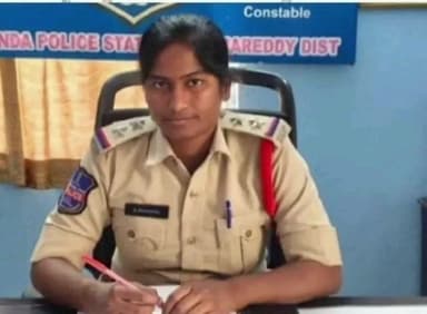 దోమకొండ: లక్ష్మీ పూజల అనంతరం పేకాట ఆడితే సహించేది లేదని స్పష్టం చేసిన దోమకొండ ఎస్సై స్రవంతి