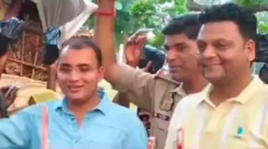 नौगढ़: झुमरिया व मरवटिया में एसडीएम व क्षेत्राधिकारी ने वनवासियों के साथ मनाई दीपावली, बच्चों में बांटी मोमबत्तियां