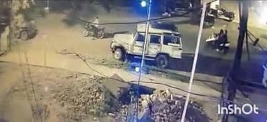 कुरखेडा: शहरातील नागरी बैंके समोर भरधाव कारने दोन दूचाकीना दिलेल्या धडकेत दोन मूली जखमी, घठणा सि सि टिव्हीत कैद