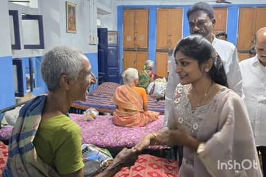 విజయనగరం: స్థానిక ప్రేమ సమాజంలో వృద్ధులతో కలిసి దీపావళి సంబరాలు ఘనంగా నిర్వహించిన డిప్యూటీ మేయర్ శ్రావణి