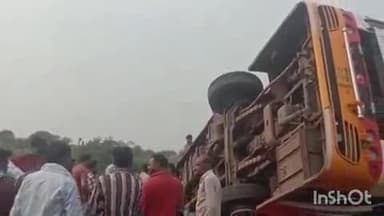 गंधवानी: बाग में बायपास मार्ग पर पलटी यात्री बस, गुजरात जा रहे मजदूरों को लेने जा रही थी, चालक घायल