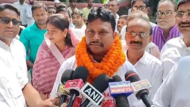 फलका: कोढ़ा विधानसभा क्षेत्र से फलका के पीरमोकाम के मुखिया ने निर्दलीय प्रत्याशी के तौर पर नामांकन किया