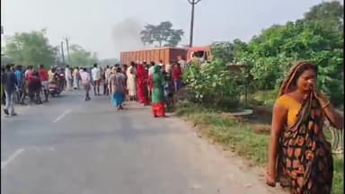 फलका: भंगहा में ट्रक के नीचे फंसे बाइक चालक को ग्रामीणों ने किया रेस्क्यू