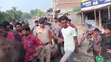 फलका: पोठिया बाजार के पास जुगाड़ गाड़ी पर लदे जूट में लगी आग, किसान का ₹70 हजार का जूट जला