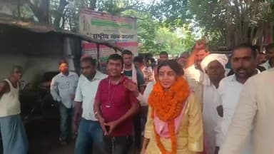 बाबूबरही: विधानसभा-34 से वीआईपी टिकट पर जिला परिषद अध्यक्षा बिंदु गुलाब यादव ने नामांकन किया