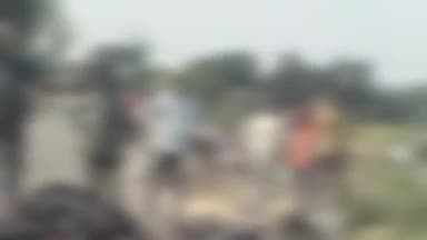 गोला: उनवल में दो बाइकों के बीच आमने-सामने टक्कर, तीन लोग घायल, एक की हालत गंभीर