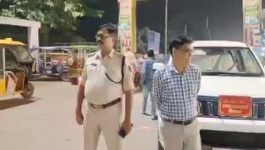 पिपराही: दीपावली की रात पिपराही चौक पर एडीएम और डीएसपी ने विधि व्यवस्था का जायजा लिया