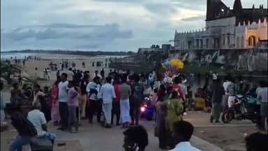 சீர்காழி: .இந்தியாவில் ஓசோன் காற்று அதிகம் வீசும் தரங்கம்பாடி கடற்கரையில் தீபாவளி முன்னிட்டு குவிந்த பொதுமக்கள்