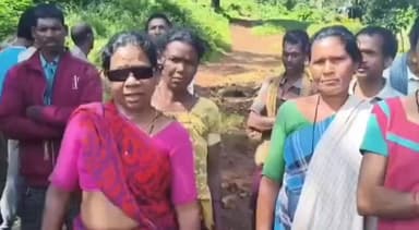 పెదబయలు మండలం అమిడేలు రహదారి నిర్మాణం పూర్తి చేయాలంటూ గ్రామస్తులుతో కలిసి నిరసన తెలియజేసిన గిరిజన విద్యార్థి సంఘం
