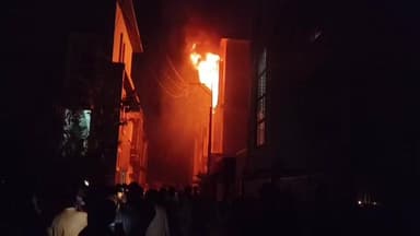 মাদারিহাট: সোমবার রাতে বীরপাড়ায় অগ্নিকাণ্ড নিয়ে মঙ্গলবার উদ্বেগ প্রকাশ করলেন ক্ষতিগ্রস্ত এবং স্থানীয়রা