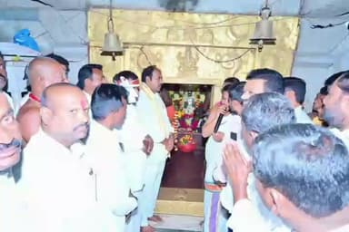 మల్దకల్: పాగుంట లక్ష్మి వెంకటేశ్వర స్వామి వారికి పట్టువస్త్రాలు సమర్పించిన ఎమ్మెల్యే బండ్ల కృష్ణ మోహన్ రెడ్డి