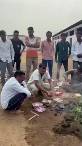 ग्राम पंचायत कफ़ार गौशाला में सभी गौ माता एवं गोबर धन महाराज की पूजा करते हुए सभी ग्राम बासी