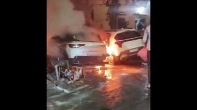 ग्वालियर गिर्द: ग्वालियर में दीपावली पर हादसा: पटाखे की चिंगारी से दो गाड़ियों में लगी आग